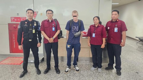 WN Australia berinisial EJB diusir alias dideportasi melalui Bandara I Gusti Ngurah Rai, Bali, Jumat (30/8/2024). (Foto: Kanwil Kemenkumham Bali)