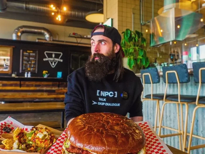 YouTuber BeardMeetsFood jago banget lahap makanan jumbo