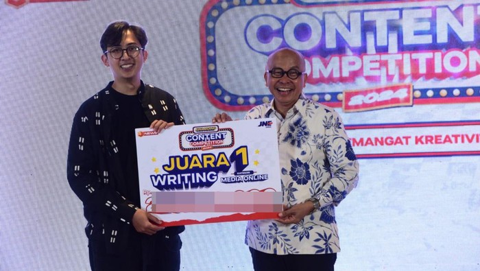 Yudha Maulana saat menerima penghargaan.