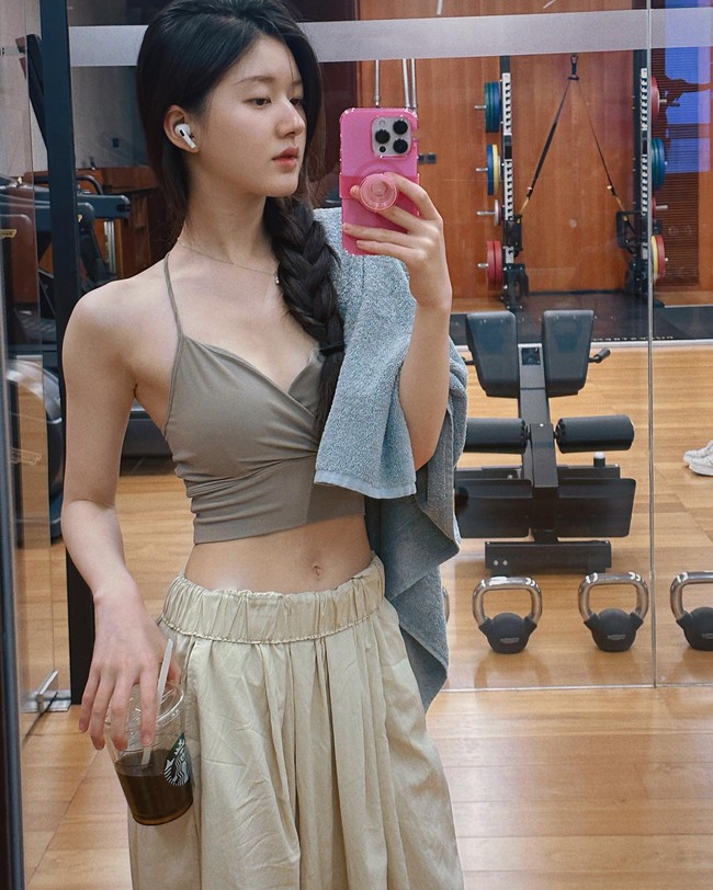 Untuk lebih cepat turun berat badan, Zhao Lusi juga tidak lupa rutin berolahraga. Wanita yang dijuluki Ratu Drama China tersebut memilih latihan yoga dan pilates. Foto: Instagram Zhao Lusi