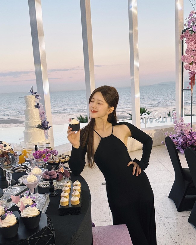 Setelah itu, Zhao Lusi memastika hidrasinya terjaga sepanjang hari dengan minum cukup air. ia juga menghindari ngemil sebisa mungkin saat sedang ketat menjaga pola makan. Foto: Instagram Zhao Lusi