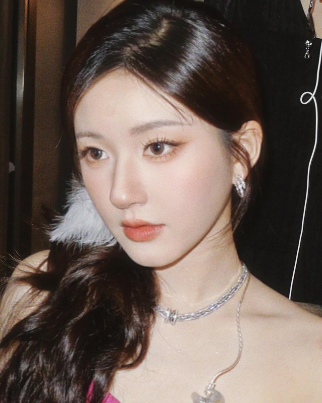 Zhao Lusi dikenal sebagai aktris yang cantik dan langsing. Tips kecantikan wanita tersebut selalu menuai sorotan dari para penggemar, termasuk caranya turun 16 kg di awal karier.Foto: Instagram Zhao Lusi