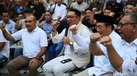 RK dan relawan mengepalkan tangan bersama dalam acara deklarasi di Ampera, Jakarta Selatan.