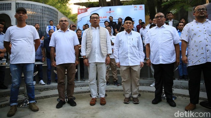 33 Komunitas Relawan se-Jakarta Dukung RK-Suswono Sebanyak 33 Komunitas Relawan se-Jakarta melakukan deklarasi dukungan kepada Cagub dan Cawagub Jakarta Ridwan Kamil-Suswono. Deklarasi dihadiri langsung oleh RK-Suswono.