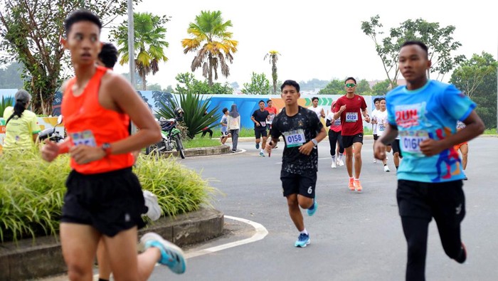 Berbagai instansi ramai-ramai menggelar acara lomba lari yang kini menjadi bagian dari gaya hidup masa kini. Seperti ini salah satunya.