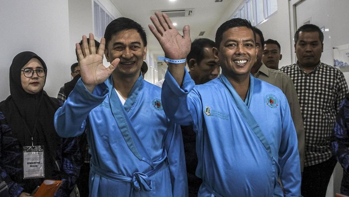 Andra Soni-Dimyati Jalani Tes Kesehatan Pasangan bakal calon Gubernur dan Wakil Gubernur Banten Andra Soni (kanan) dan Dimyati Natakusumah memberikan keterangan kepada wartawan sebelum menjalani tes kesehatan di RSUD Provinsi Banten, Kota Serang, Banten, Minggu (1/9/2024). Pasangan yang diusung oleh Partai Gerindra, PKS, Partai Demokrat, NasDem, PKB, PAN, PSI dan PPP tersebut melakukan tes kesehatan sebagai salah satu persyaratan mengikuti konstetasi Pilkada 2024. ANTARA FOTO/Angga Budhiyanto/gp/wpa.