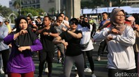 Ada juga warga yang melakukan senam bersama di kawasan Bundaran HI.