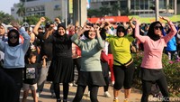 Peserta senam kompak melakukan gerakan mengikuti irama.