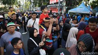 Sebagian warga mengajak anaknya berolahraga di CFD Jakarta.