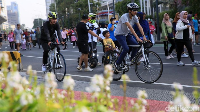 Warga beraktivitas saat Hari Bebas Kendaraan Bermotor (HBKB) atau Car Free Day (CFD) di kawasan Bundaran HI, Jakarta Pusat, pada Minggu (1/9/2024).