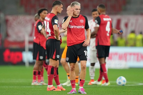 LEVERKUSEN, GERMANY - AUGUST 31: Players of Bayer 04 Leverkusen acknowledge the supporters following the teams defeated at the end of  the Bundesliga match between Bayer 04 Leverkusen and RB Leipzig at BayArena on August 31, 2024 in Leverkusen, Germany. (Photo by Pau Barrena/Getty Images)