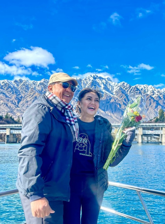 Meski sudah 11 tahun bersama namun Bella dan suaminya itu masih terlihat kompak dan romantis. Kemesraan keduanya pun tak kalah dengan pasangan baru. Foto: Instagram/@bellasaphiraofficial