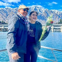 Meski sudah 11 tahun bersama namun Bella dan suaminya itu masih terlihat kompak dan romantis. Kemesraan keduanya pun tak kalah dengan pasangan baru. Foto: Instagram/@bellasaphiraofficial