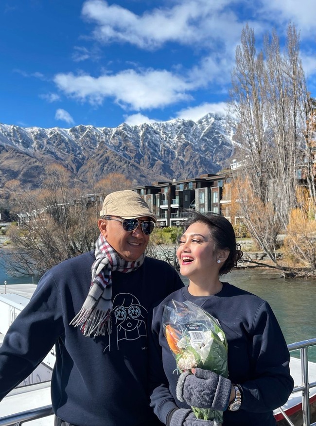 Bella dan Agus diketahui merayakan anniversary mereka di Queenstown, New Zealand. Agus tampak memberikan bunga untuk sang istri tercinta. Foto: Instagram/@bellasaphiraofficial