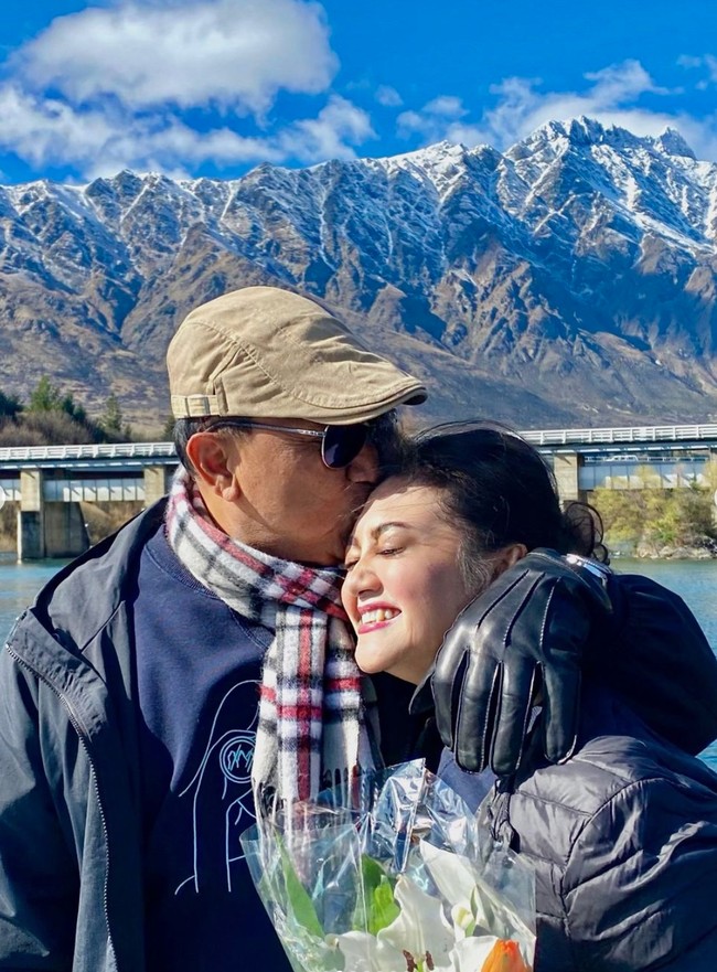 Mesra, Agus juga memamerkan pose saat dirinya mencium kening sang istri. Keduanya bak sedang kembali berbulan madu. Foto: Instagram/@bellasaphiraofficial