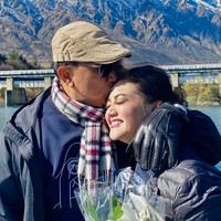 Mesra, Agus juga memamerkan pose saat dirinya mencium kening sang istri. Keduanya bak sedang kembali berbulan madu. Foto: Instagram/@bellasaphiraofficial