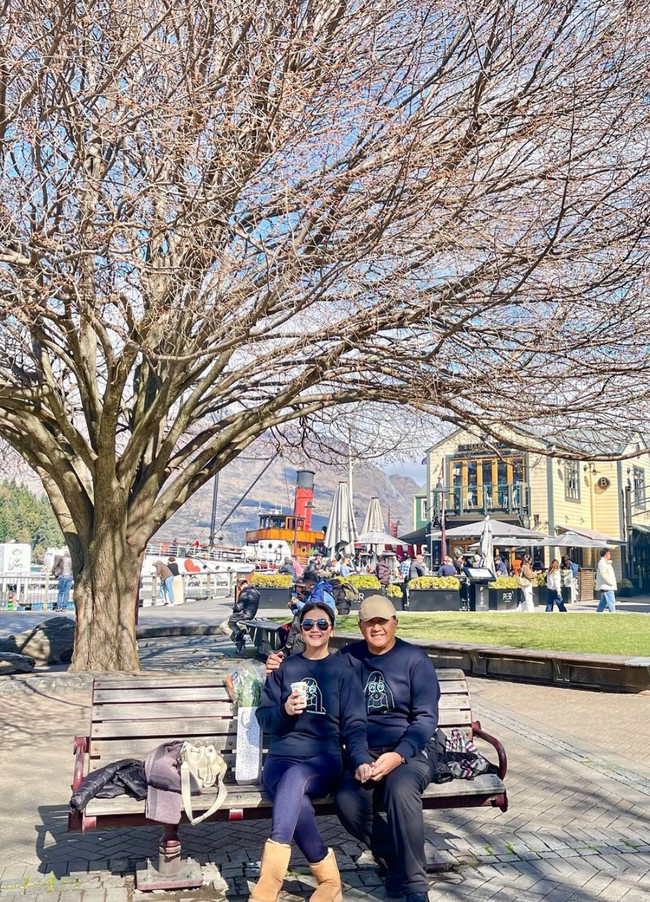 Pasangan yang menikah pada 30 Agustus 2013 itu juga tampil kompak mengenakan busana couple. Dalam foto terlihat Bella dan Agus yang mengenakan sweater serupa. Foto: Instagram/@bellasaphiraofficial