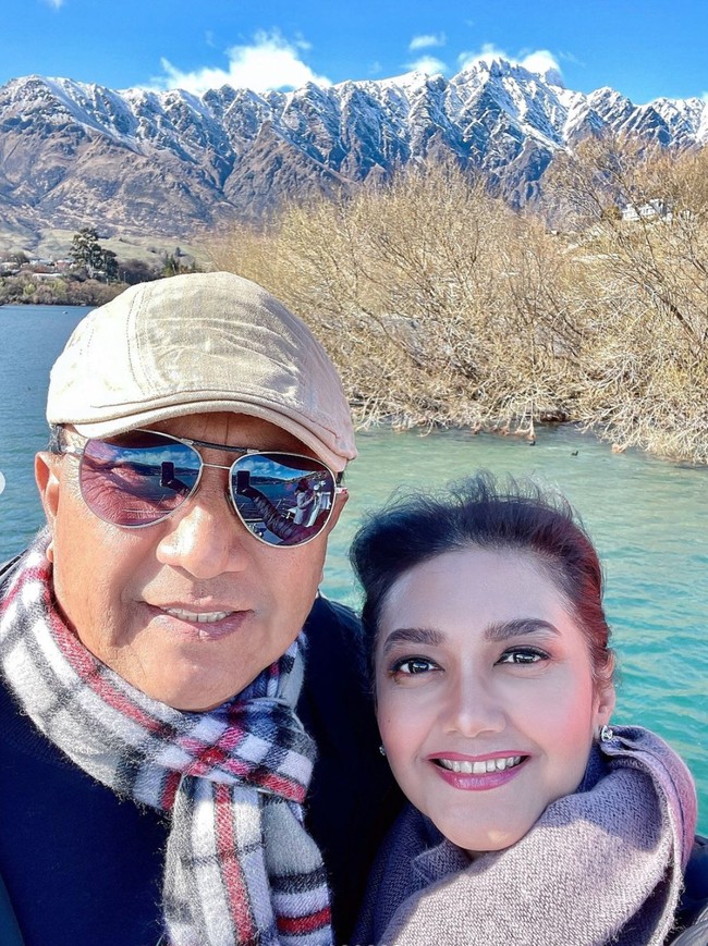 Keharmonisan rumah tangga wanita 51 tahun dan pria 63 tahun itu pun kerap bikin iri dan banjir pujian. Tak sedikit yang mengidolakan hubungan keduanya. Foto: Instagram/@bellasaphiraofficial