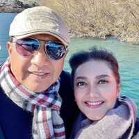 Keharmonisan rumah tangga wanita 51 tahun dan pria 63 tahun itu pun kerap bikin iri dan banjir pujian. Tak sedikit yang mengidolakan hubungan keduanya. Foto: Instagram/@bellasaphiraofficial