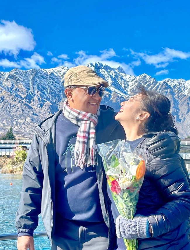 Bella Saphira dan suaminya, Agus Surya Bakti, diketahui tengah berkunjung ke New Zealand. Tak hanya sekedar berlibur, keduanya juga merayakan anniversary pernikahan yang ke-11 di sana. Foto: Instagram/@bellasaphiraofficial