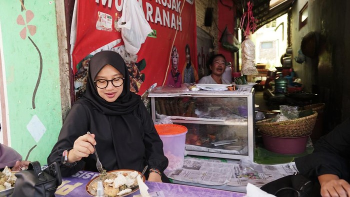 Bupati Banyuwangi Ipuk, sedang menikmati rujak khas Banyuwangi