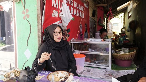 Bupati Ipuk di Warung Rujak Mukaranah Khas Banyuwangi