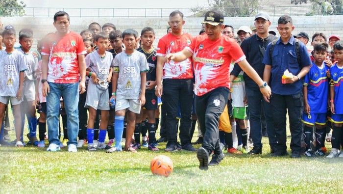 Bupati Karawang Aep Syaepuloh buka turnamen sepakbola antar SSB