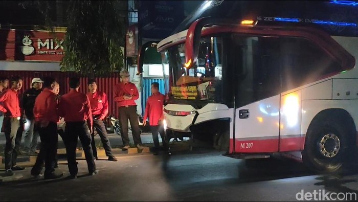 Bus Jurusan Bali-Kediri Diamuk Pebalap Liar di Jalur Pantura Probolinggo