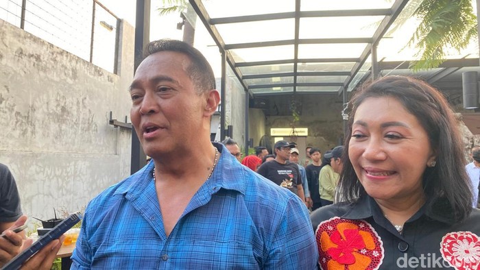 Calon Gubernur Jawa Tengah yang diusung PDIP, Andika Perkasa, saat di Almamater Coffee, Kota Solo, Minggu (1/9/2024).
