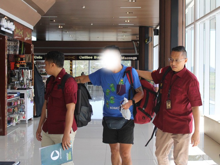 Kantor Imigrasi Kelas II TPI Labuan Bajo mendeportasi seorang warga negara Malaysia berinisial CGH (tengah).