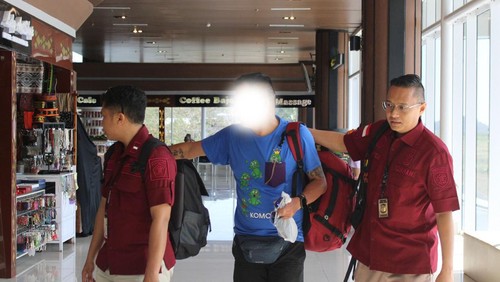 Kantor Imigrasi Kelas II TPI Labuan Bajo mendeportasi seorang warga negara Malaysia berinisial CGH (tengah).