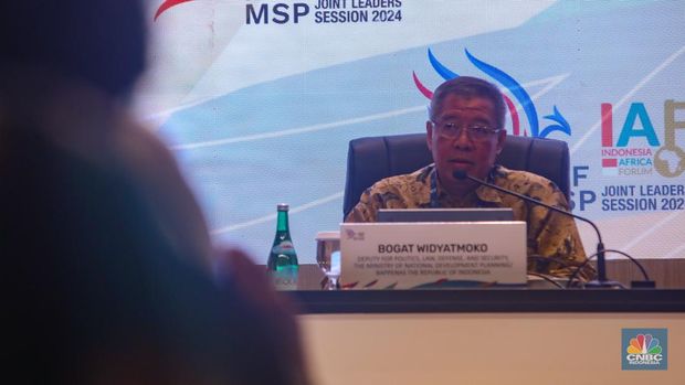 Deputi Bidang Politik, Hukum, Pertahanan dan Keamanan Kementerian PPN/Bappenas, Bogat Widyatmoko menyampaikan keterangan saat konferensi pers di Bali Nusa Dua Convention Center (BNDCC), Nusa Dua, Bali, Minggu (1/8/2024). (CNBC Indonesia/Faisal Rahman)
