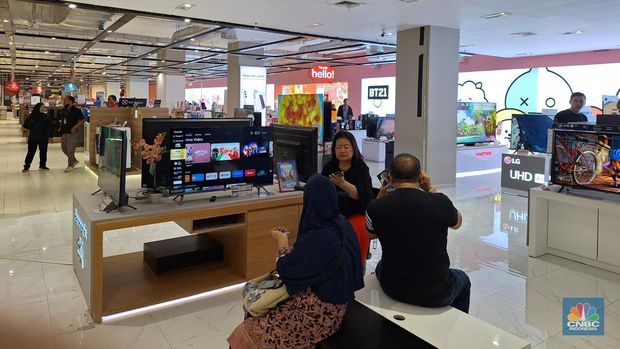 Diskon LED TV di Transmart Full Day Sale. (վ/Khoirul Anam)