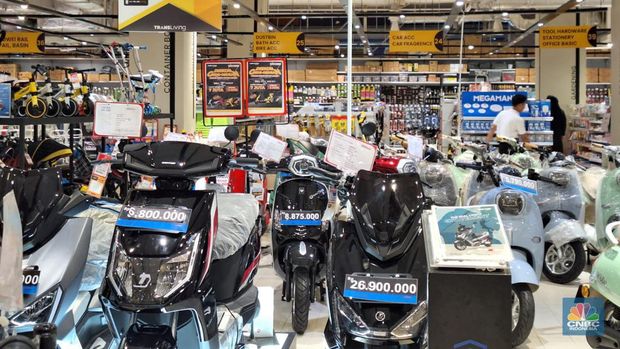 Diskon Motor Listrik di Transmar Mal Kokas. (CNBC Indonesia/Khoirul Anam)