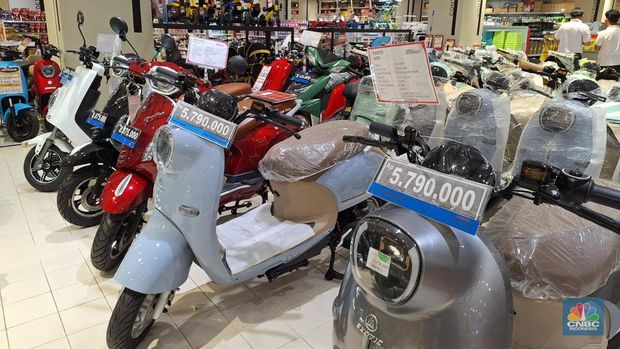 Diskon Motor Listrik di Transmar Mal Kokas. (CNBC Indonesia/Khoirul Anam)
