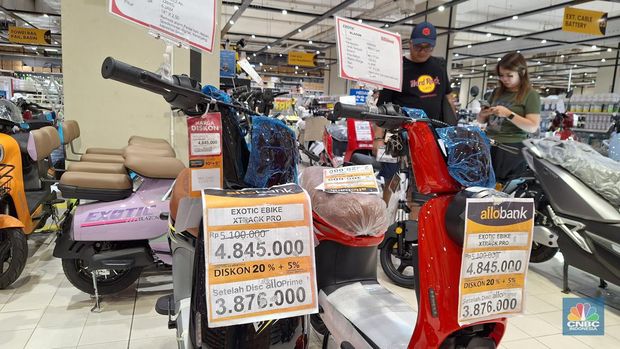 Diskon Sepeda Listrik di Transmart Full Day Sale. (CNBC Indonesia/Khoirul Anam)