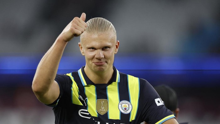 Soccer Football - Premier League - West Ham United v Manchester City - London Stadium, London, Britain - August 31, 2024 Manchester Citys Erling Haaland applauds fans after the match as he holds the ball after scoring a hat-trick Action Images via Reuters/John Sibley EDITORIAL USE ONLY. NO USE WITH UNAUTHORIZED AUDIO, VIDEO, DATA, FIXTURE LISTS, CLUB/LEAGUE LOGOS OR LIVE SERVICES. ONLINE IN-MATCH USE LIMITED TO 120 IMAGES, NO VIDEO EMULATION. NO USE IN BETTING, GAMES OR SINGLE CLUB/LEAGUE/PLAYER PUBLICATIONS. PLEASE CONTACT YOUR ACCOUNT REPRESENTATIVE FOR FURTHER DETAILS..