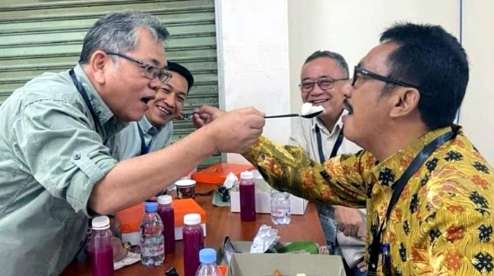 Foto 2 Bapaslon Pilbup Sukabumi Makan Bersama Viral,