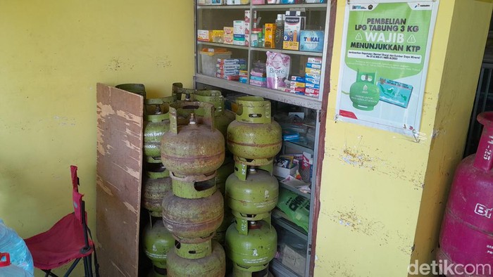 Gas LPG 3 kg di salah satu pangkalan gas di Mojosongo, Kecamatan Jebres, Kota Solo, Minggu (1/9/2024).