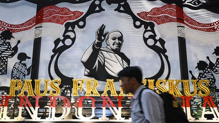 Gereja Katedral Jakarta Siap Sambut Paus Fransiskus Warga berfoto dengan dekorasi bergambar Paus Fransiskus yang terpasang di Gereja Katedral Jakarta, Sabtu (31/8/2024). Gereja Katedral Jakarta menyiapkan dekorasi khusus untuk menyambut kunjungan Paus Fransiskus ke Indonesia pada 3-6 September 2024 dan mengunjungi Katedral pada 4 September 2024. ANTARA FOTO/Sulthony Hasanuddin/Spt.