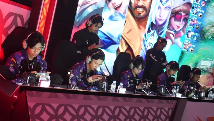 Babak regular season MPL ID S14 pekan keempat berlanjut. Kali ini RRQ Hoshi akan menghadapi Geek Fam.