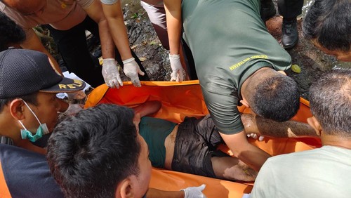 Evakuasi jenazah di Sungai Yeh Abe Banjar Dinas Lumajang, Tabanan, Minggu (1/9/2024).