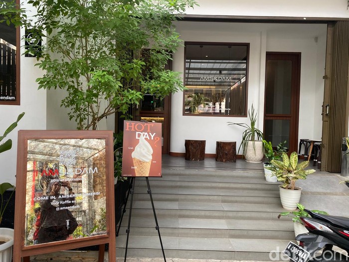 Kafe Belanda di Pasar Baru Ini Punya Poffertjes dan Kopi Enak