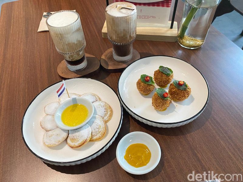 Kafe Belanda di Pasar Baru Ini Punya Poffertjes dan Kopi Enak