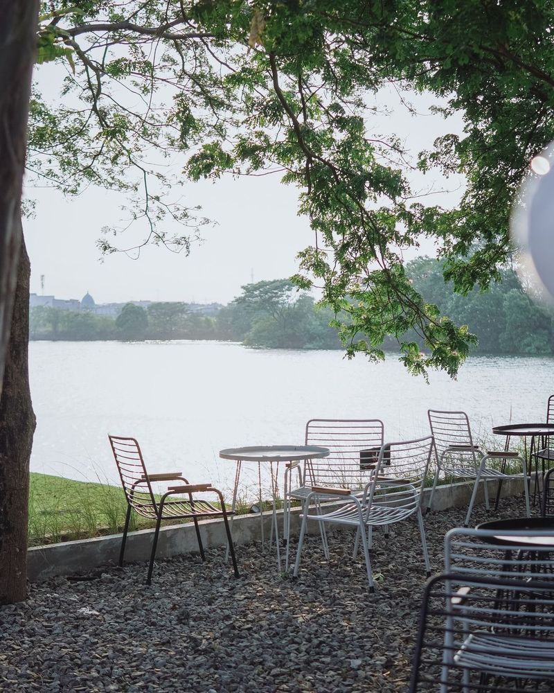 kafe dan restoran pinggir danau di Citra 8