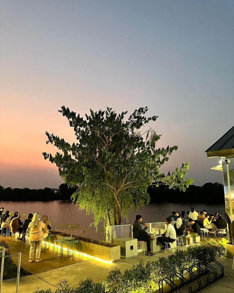 kafe dan restoran pinggir danau di Citra 8