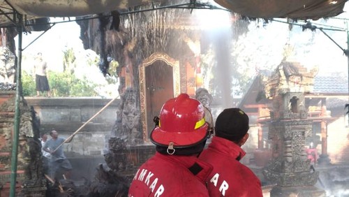 Upaya pemadam kebakaran yang menghanguskan sejumlah bangunan pelinggih di Pura Dalem Sukaluwih, Minggu (1/9/2024). (foto : dok damkar Gianyar).
