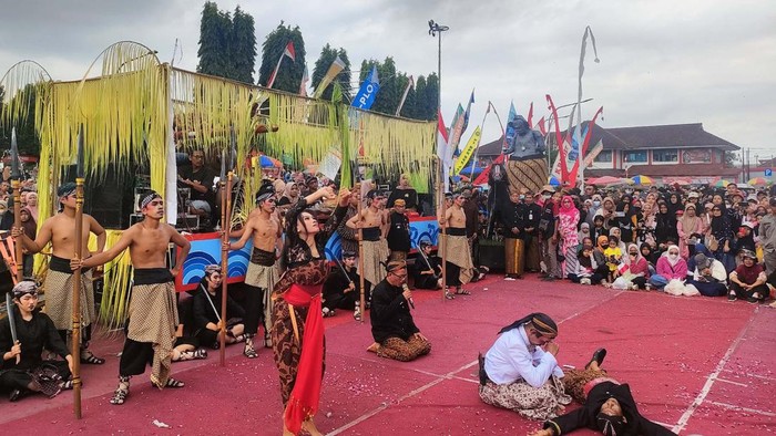 Kemeriahan Pawai Kebangsaan di Purbalingga Pemuda Kie Seni dan perwakilan warga dari 18 desa se-Kecamatan Kaligondang, Kabupaten Purbalingga, Jawa Tengah, menampilkan reka ulang sejarah masa lalu untuk memperkenalkan sosok Ki Arsantaka sebagai pejuang lokal Purbalingga kepada masyarakat luas dalam arakan Karnaval Kecamatan Kaligondang yang digelar pada hari Sabtu (31/8/2024).