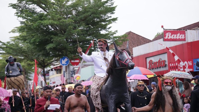 Kemeriahan Pawai Kebangsaan di Purbalingga Pemuda Kie Seni dan perwakilan warga dari 18 desa se-Kecamatan Kaligondang, Kabupaten Purbalingga, Jawa Tengah, menampilkan reka ulang sejarah masa lalu untuk memperkenalkan sosok Ki Arsantaka sebagai pejuang lokal Purbalingga kepada masyarakat luas dalam arakan Karnaval Kecamatan Kaligondang yang digelar pada hari Sabtu (31/8/2024).