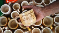 Kerajinan cangkir yang terbuat dari bambu itu dijual dengan harga mulai Rp 20 ribu per buah.  